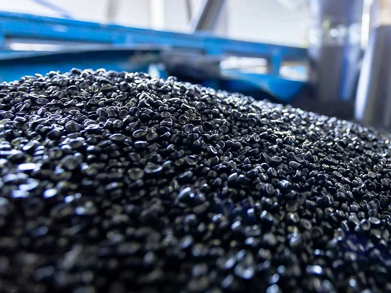 BUSS-applications-plastikgranulat-schwarz_800x600px Schwarzes Granulat nach der Compoundierung mit einem BUSS Ko-Kneter und nach der Pelletierung.