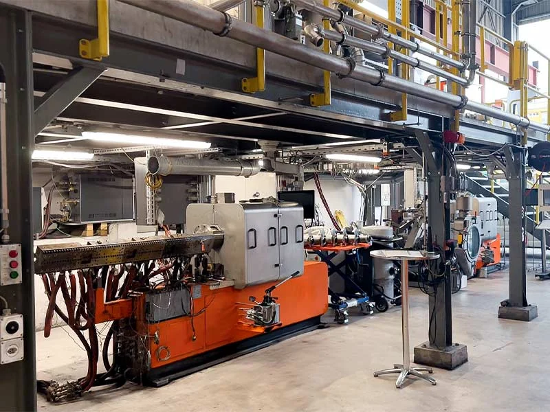 Insight into the BUSS Technikum with a COMPEO 55 Compounder. In the BUSS Technikum, new process engineering procedures and compounding processes are developed.