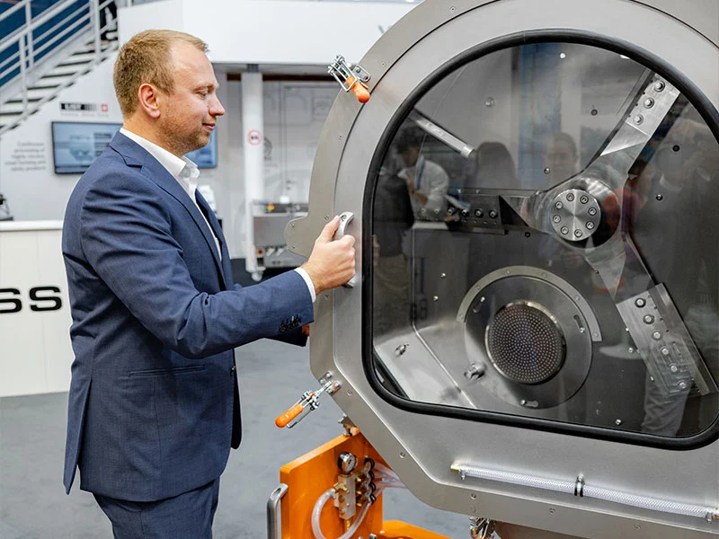 buss_cps-f-dry-pelletizer_buss-person-opens-pelletizer_800x600 BUSS employee easily opening the CPS-F pelletizer’s front maintenance door.