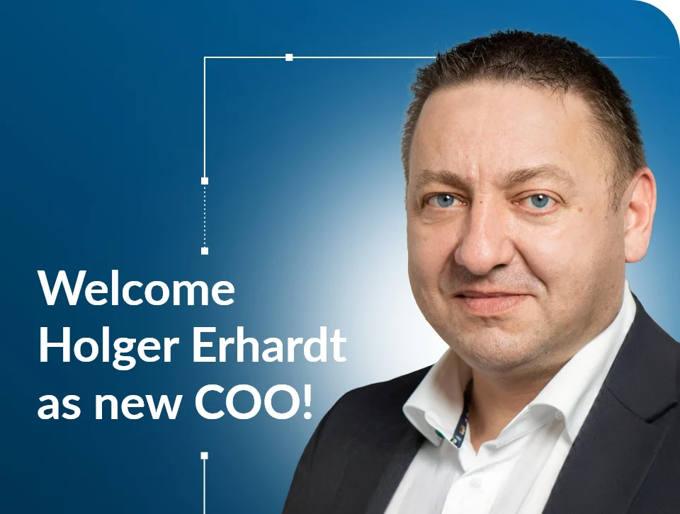 buss_single-image-post_neuer-COO_holger-erhardt_version2_2024-11-14_v03_sb_WEB-curved-1 Image of BUSS COO Holger Erhardt on BUSS brand-blue background.