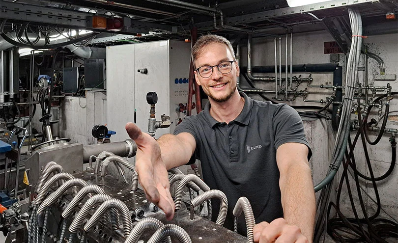 career-at-buss_find-your-perfect-career-spot_join-our-team_employee-reaching-out