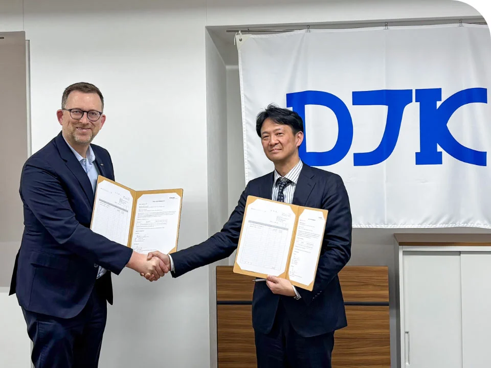 djk-test-centers-use-buss-co-kneader-technology_contract-signage picture DJK President Iwai (right) and BUSS CEO Philip Nising (left)