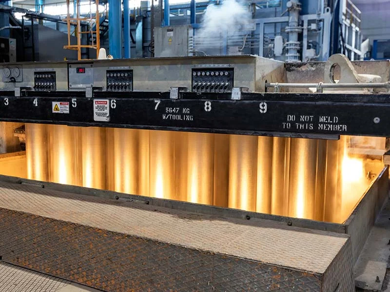 industries_aluminium_pull-of-alu-out-of-electrolysis-bath