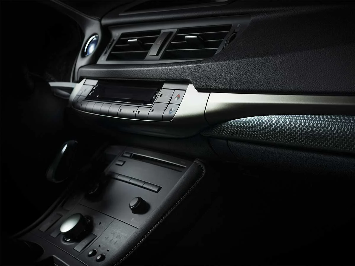 Fahrzeuginnenraum in Schwarz. Die im Fahrzeuginnenraum verwendeten Kunststoffe werden häufig mit BUSS Co-Kneadern hergestellt.