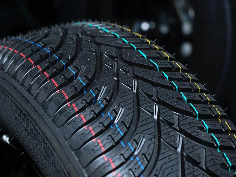 Schwarzer Autoreifen, der aus Rubber Compounds hergestellt wurde.