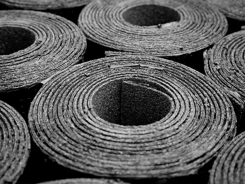 Rollen von Bitumenmassen für die Dachabdichtung.