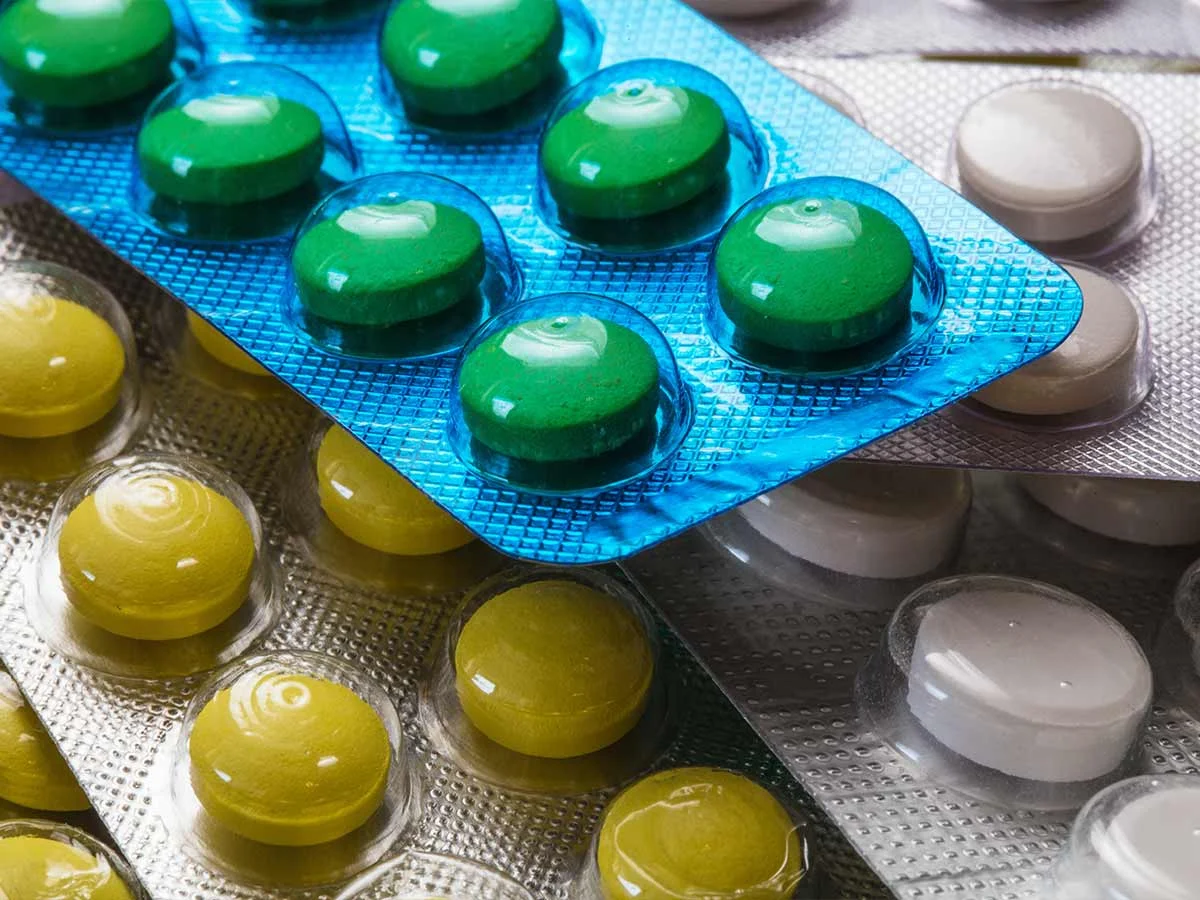 Tablettenblisterverpackungen, die mit einer BUSS-Maschine mit Kunststofffolie kalandriert wurden.