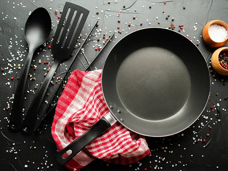 Geringe Reibung und thermische Eigenschaften machen Fluorpolymere ideal für den Einsatz in Bratpfannen