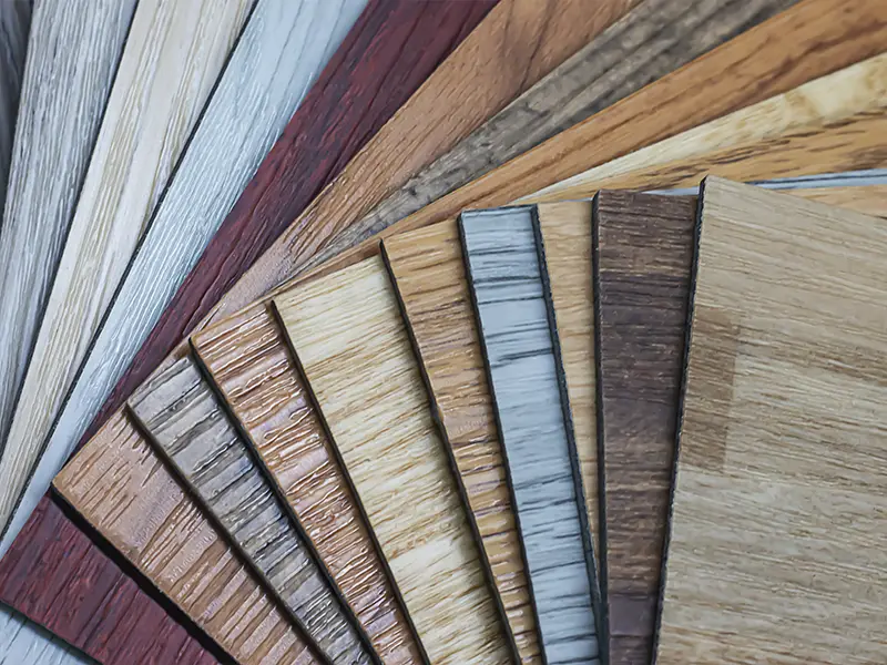 Luxuriöse Vinylfliesen bieten verschiedene Optionen für unterschiedliche Farben und Oberflächen