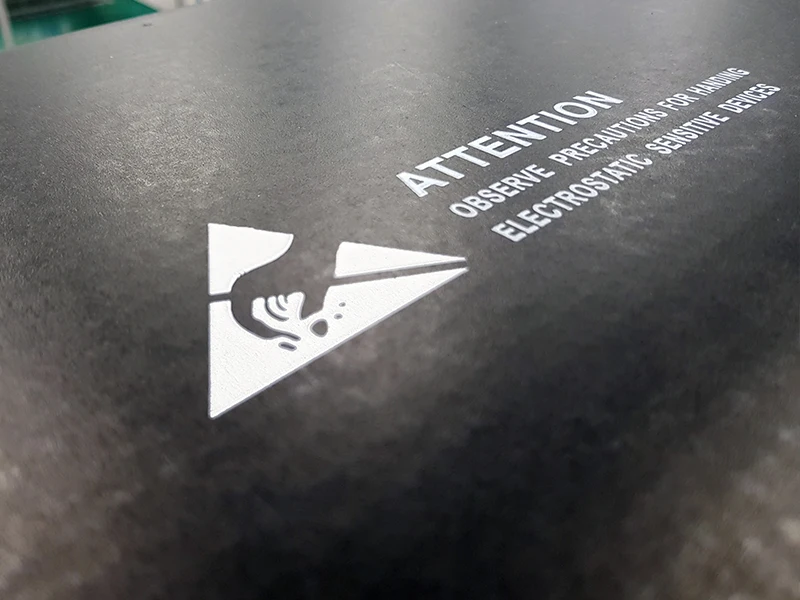 Warnung vor elektrostatisch sensiblen Geräten. Sie werden in Verpackungen aus Antistatika geschützt.