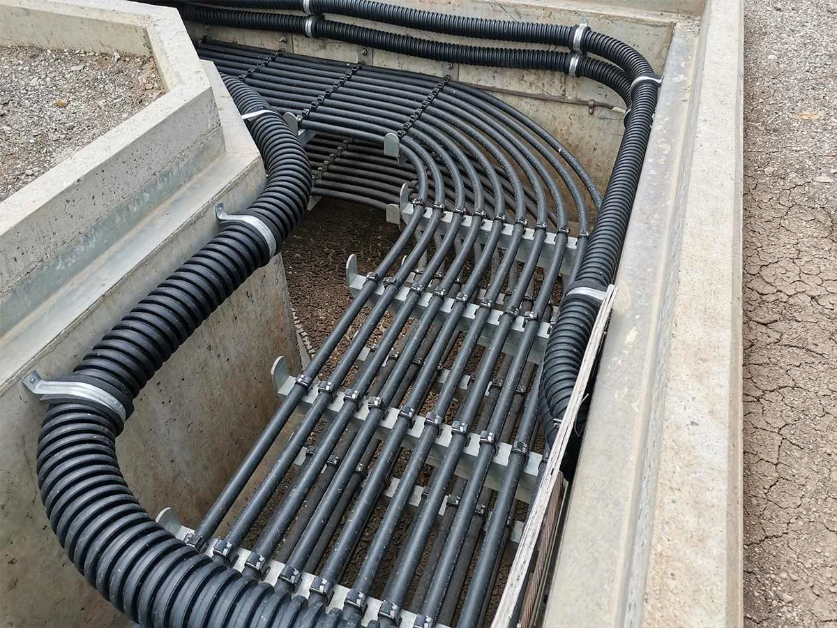 Im Tiefbau werden mit Plastik isolierte Rohre und Leitungen verlegt. Isolationsmaterial aus Kunststoff entsteht aus Plastik-Compounds, die mit BUSS Ko-Knetern gefertigt werden.