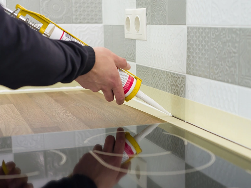 Silicone gun for sealing joints