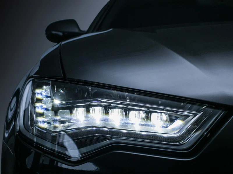 Scheinwerferabdeckung als Beispiel für die Compoundierung von Polycarbonat