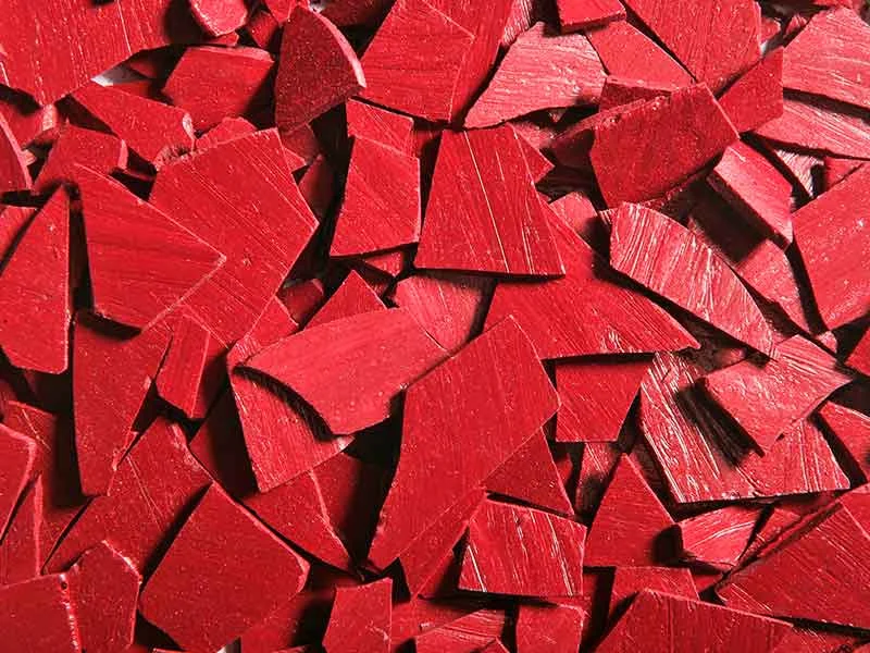 Red granulate for powder coating, manufactured in a compounding system for powder coatings