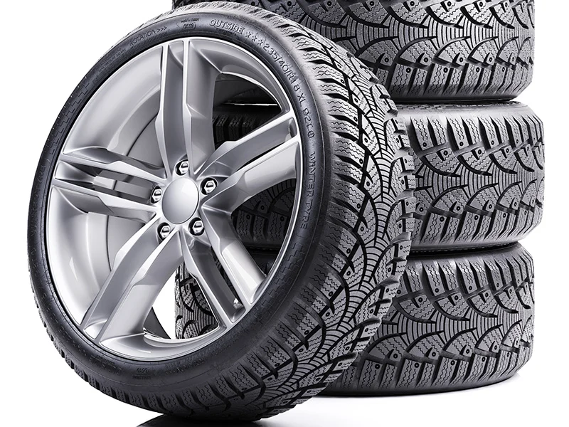 Schwarze Autoreifen gestapelt, als Beispiel für die Herstellung von Rubber Compounds