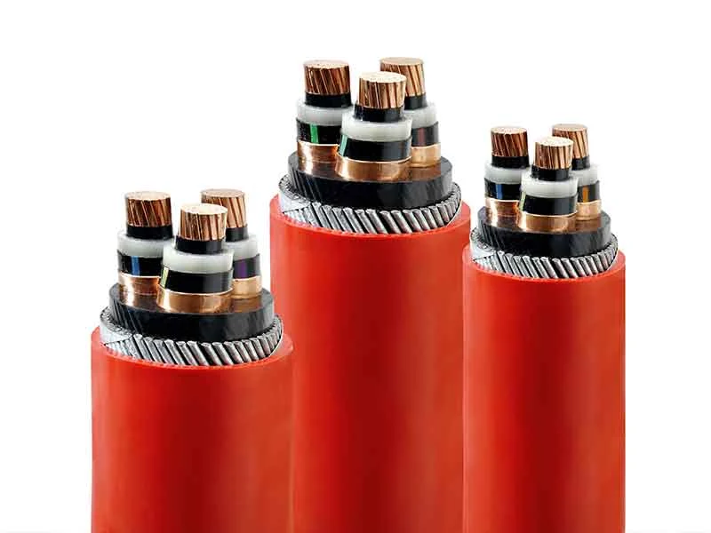 Rote Kabelstücken aus halbleitenden Kabelcompounds