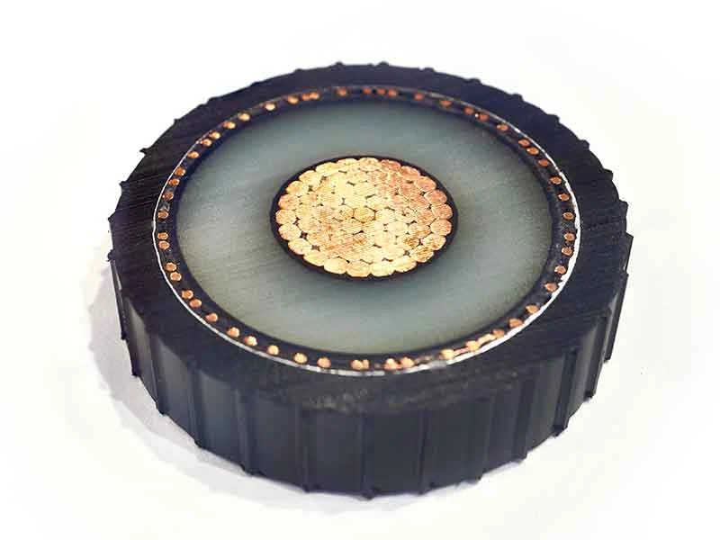 Querschnitt eines Kabels zur Visualisierung der aus halbleitenden Kabelcompounds bestehenden Kabelisolationsschichten