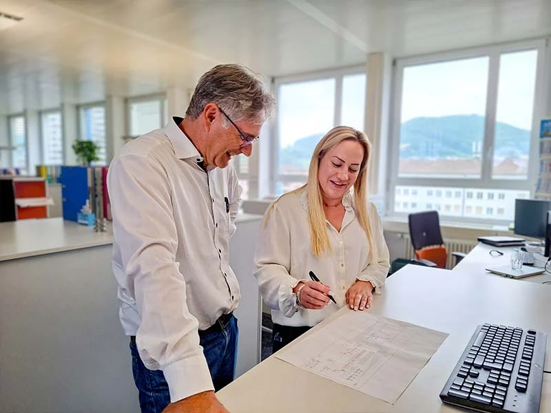 karriere_zwei-kollegen-im-office_jobs-bei-buss