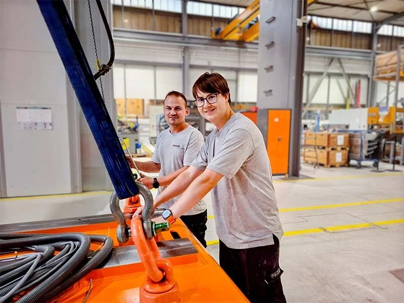 karriere_zwei-kollegen-neben-compeo-in-der-logistik_jobs-bei-buss