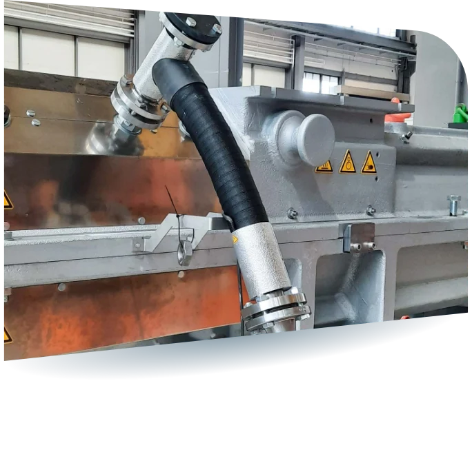 Die Injektion von flüssigem Pech über gebohrte Knetbolzen führt im Prozessraum zu einer optimierten Einmischung für maximale Qualität in der Compoundierung von Anodenmassen.