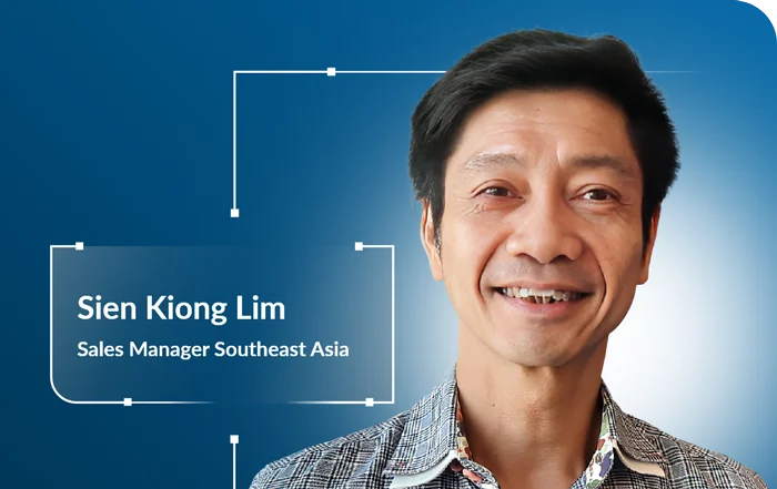 new-sales-office-singapore_sien-kiong-lim_news_700x441px Image of BUSS Sales agent Sien Kiong Lim on BUSS brand-blue background.